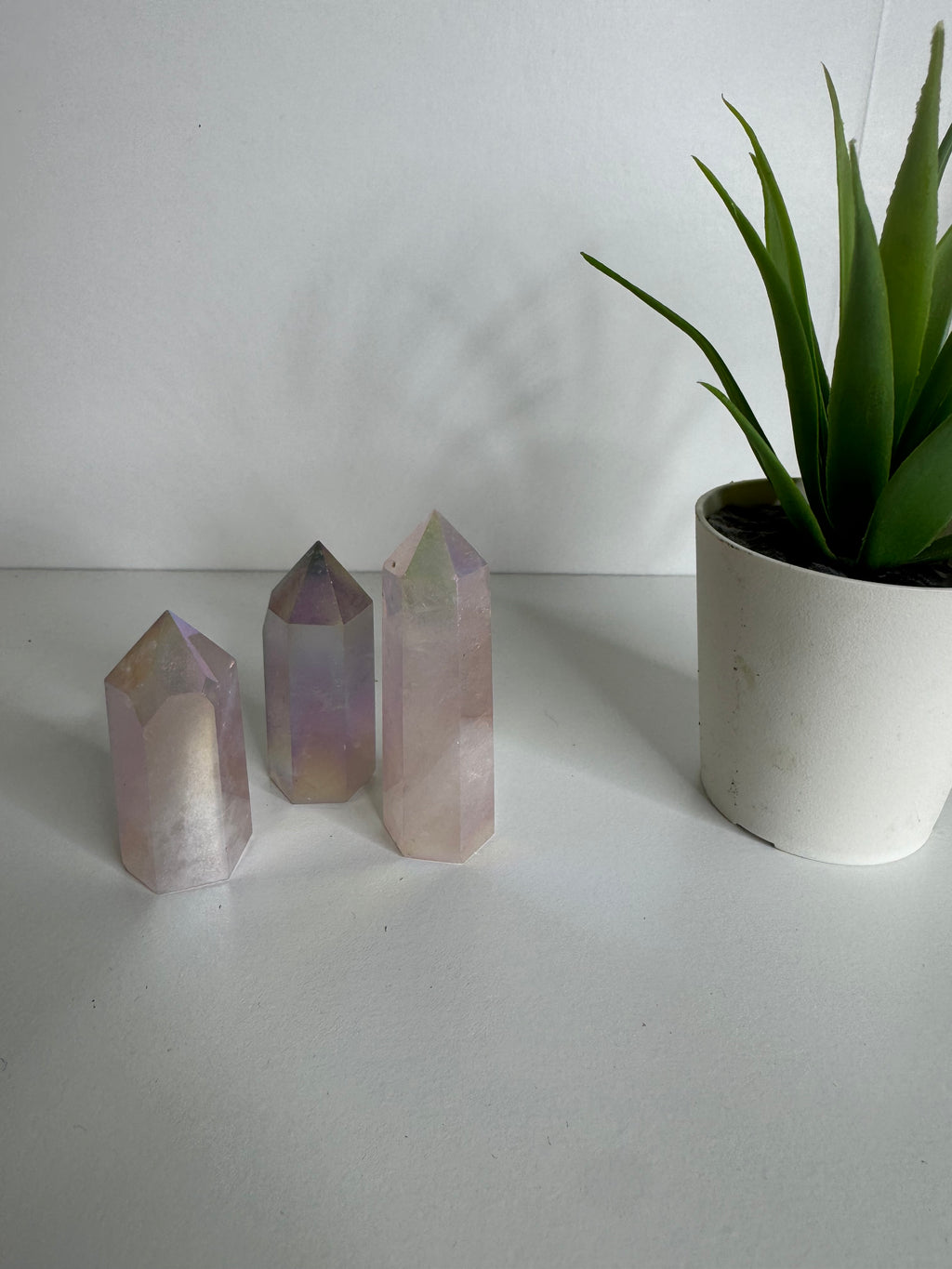 Puntas de Cuarzo Aura Rosa – Obeliscos Energéticos de Amor, Calma y Alta Vibración