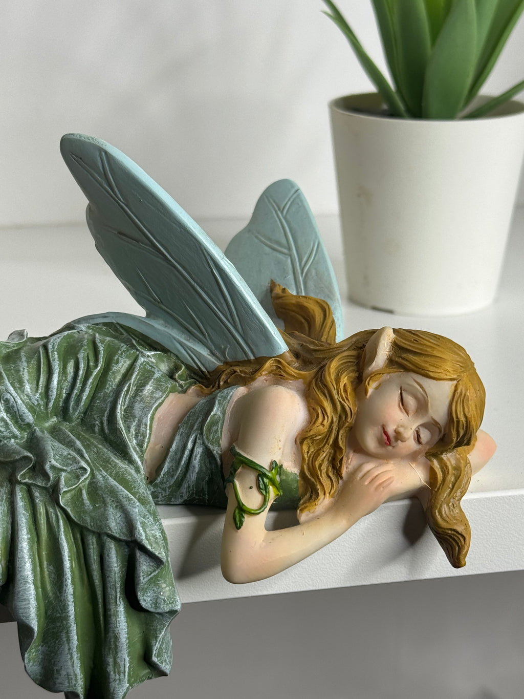Hada Decorativa Dormida Verde – Figura Espiritual de Descanso y Energía Positiva