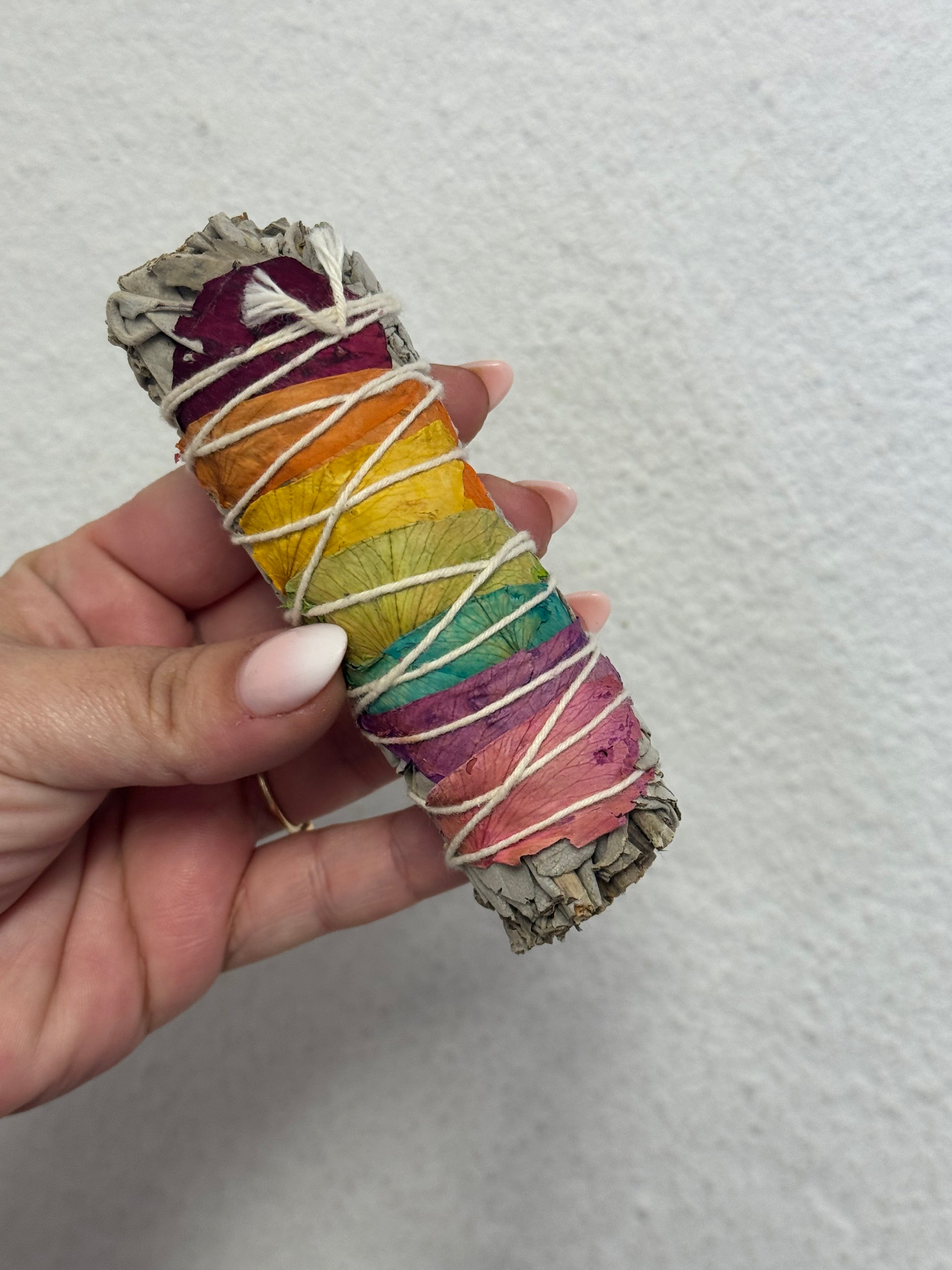 Atado de Salvia Blanca con Flores Chakras – Limpieza Energética y Equilibrio