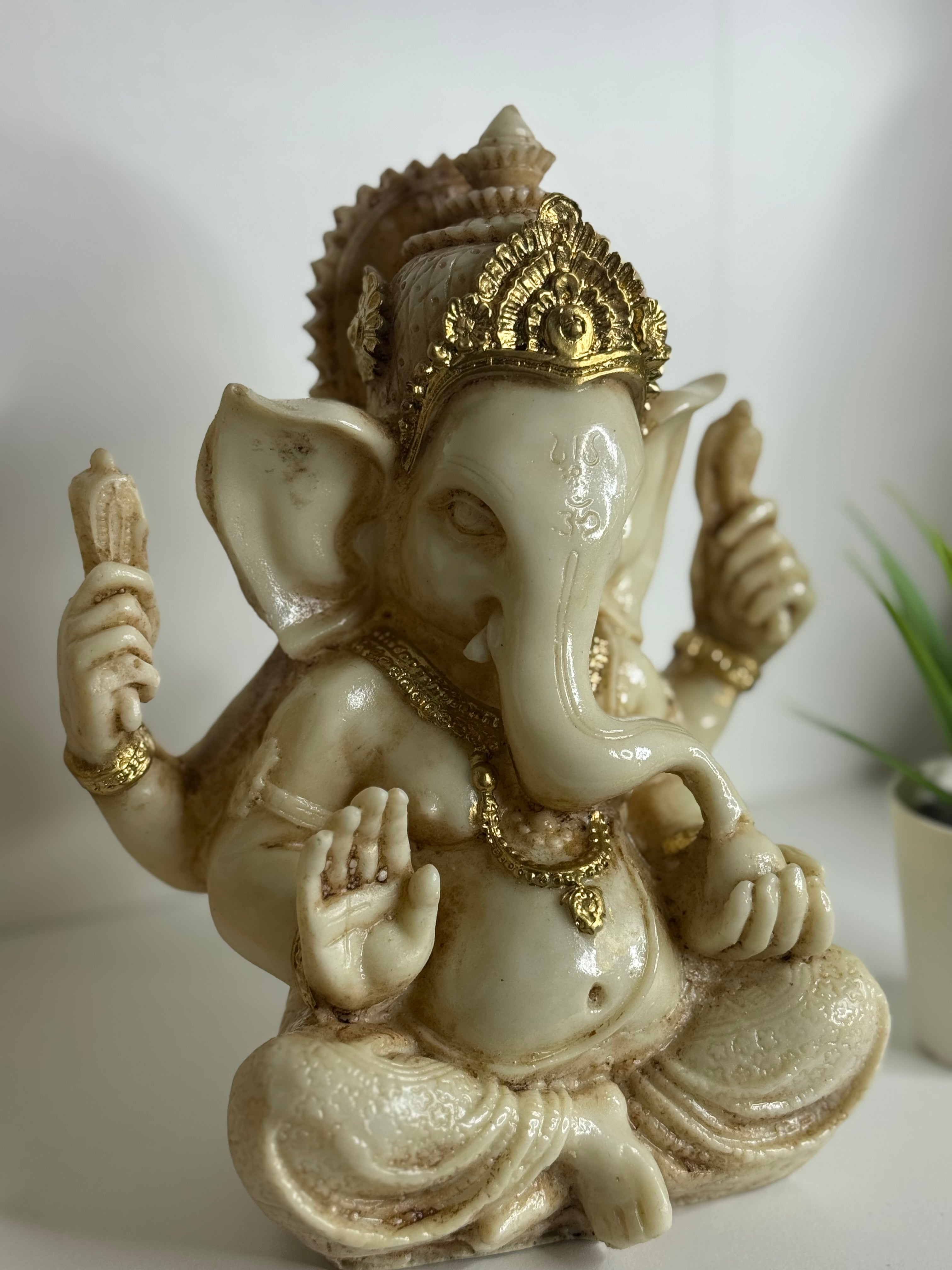 Figura de Ganesha Blanco Envejecido – Prosperidad, Protección y Apertura de Caminos
