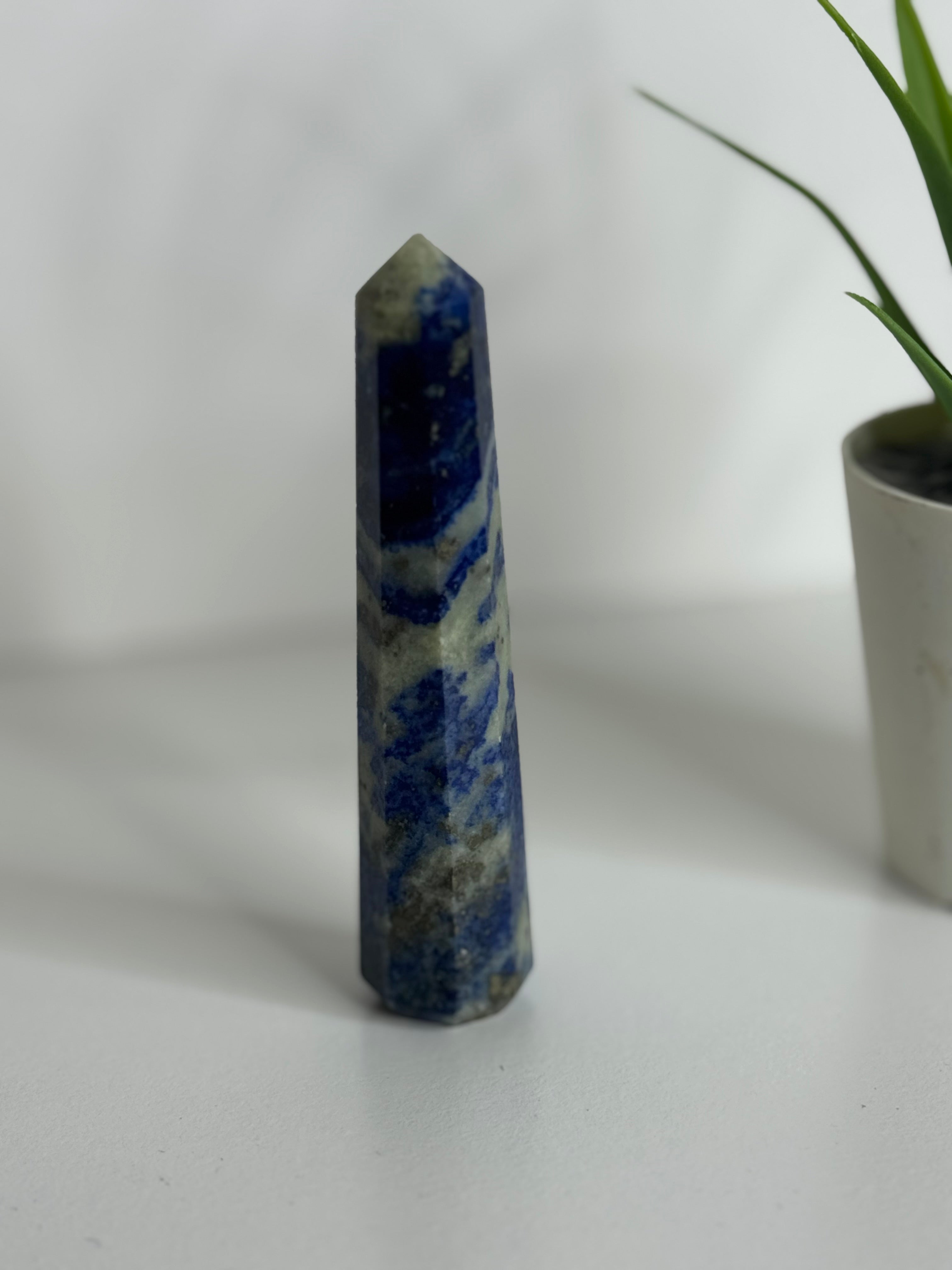 Punta de Lapislázuli Natural – Mineral de Protección, Intuición y Claridad Mental