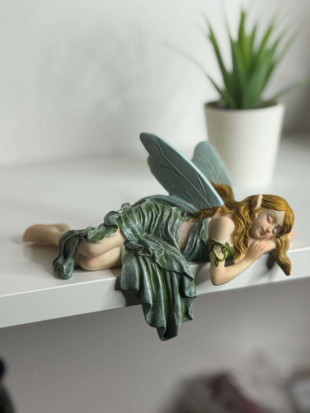 Hada Decorativa Dormida Verde – Figura Espiritual de Descanso y Energía Positiva
