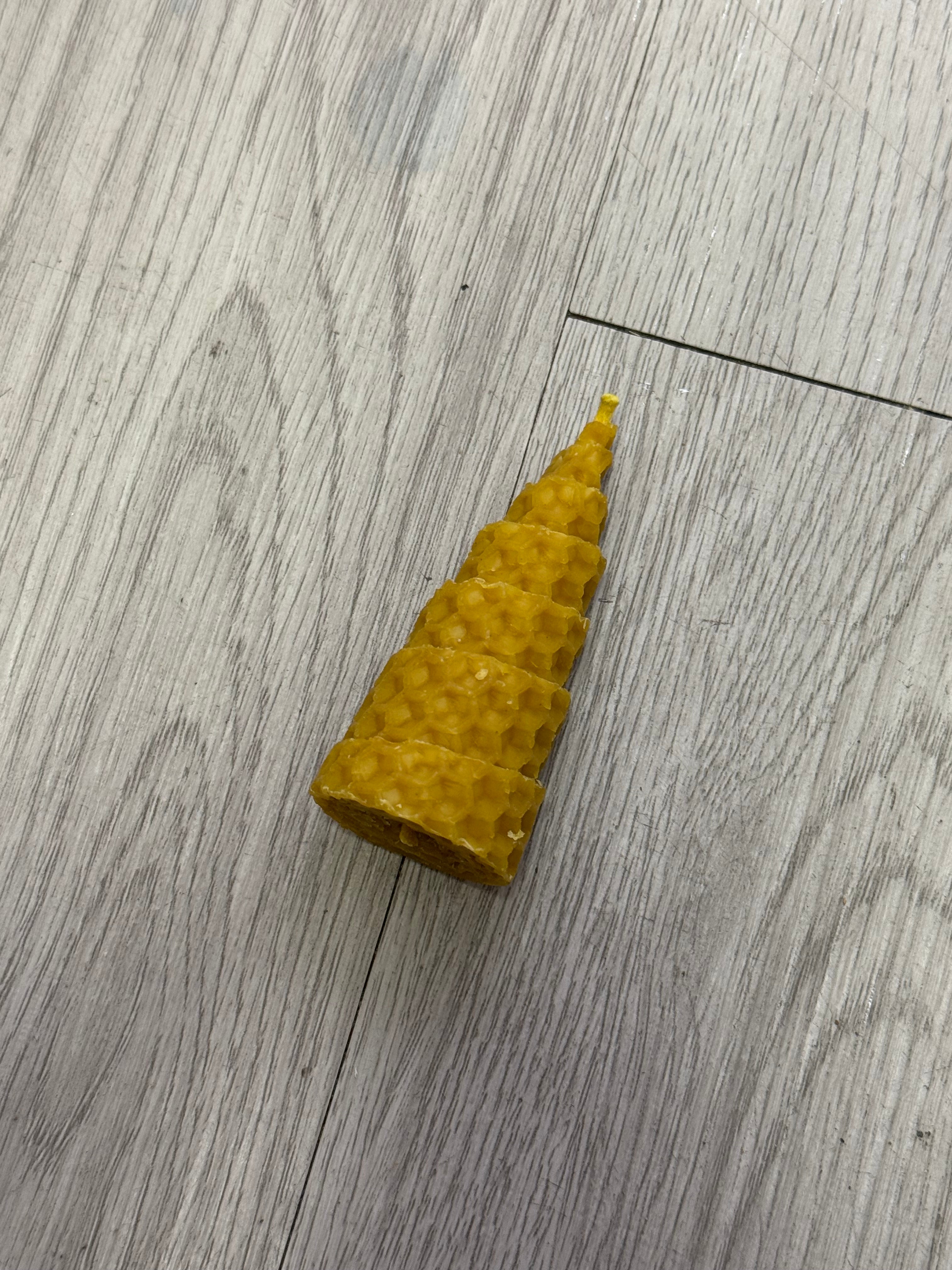 Vela de miel en forma de cono