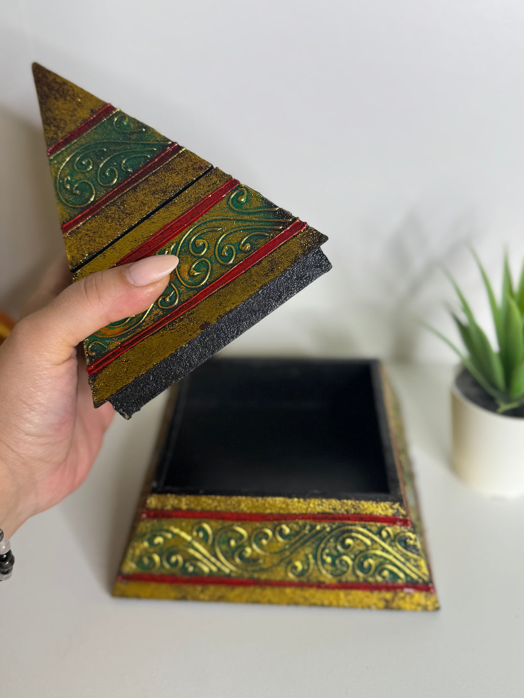 Joyero Pirámide Decorativo – Energía, Protección y Manifestación