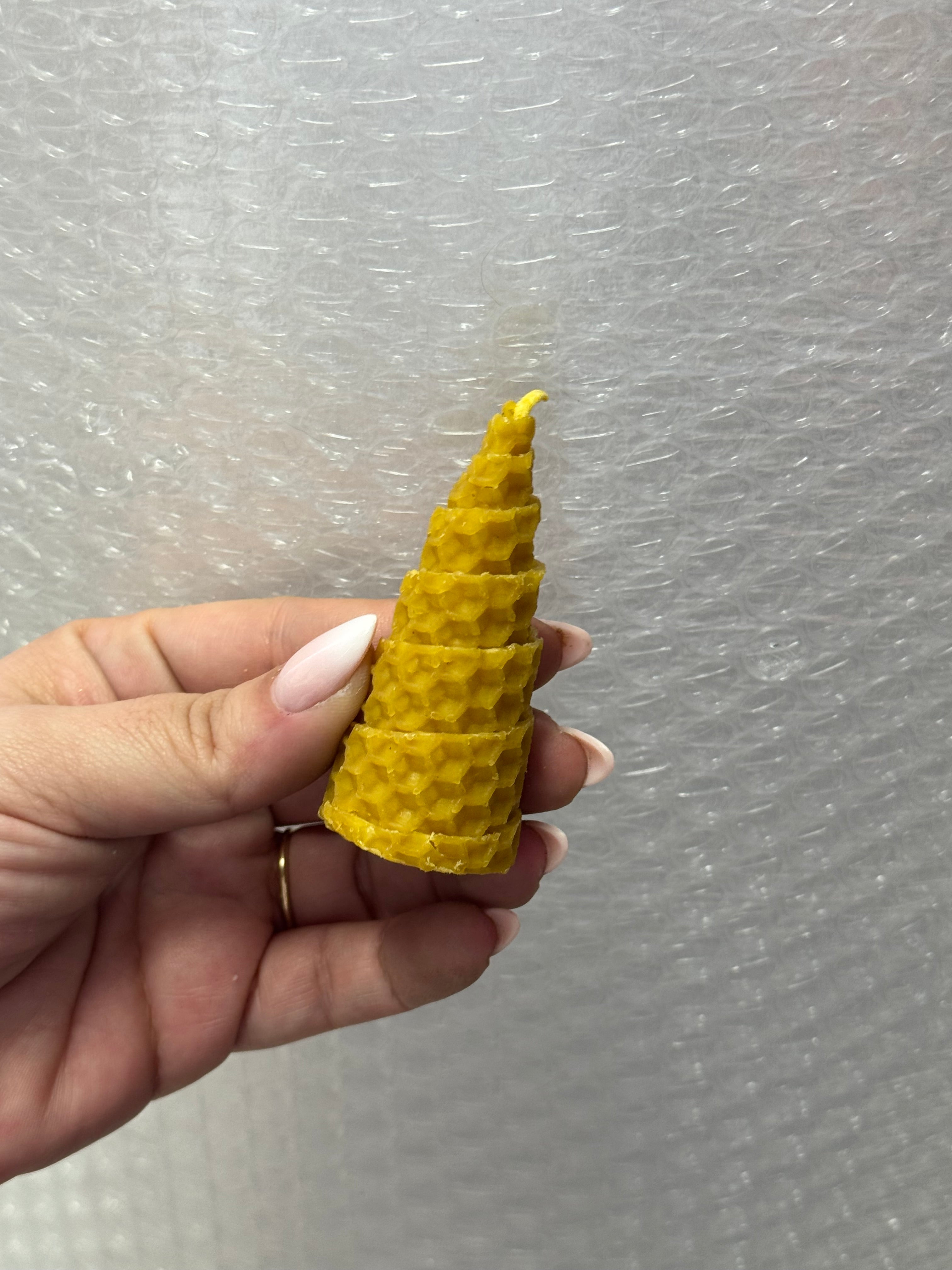 Vela de miel en forma de cono
