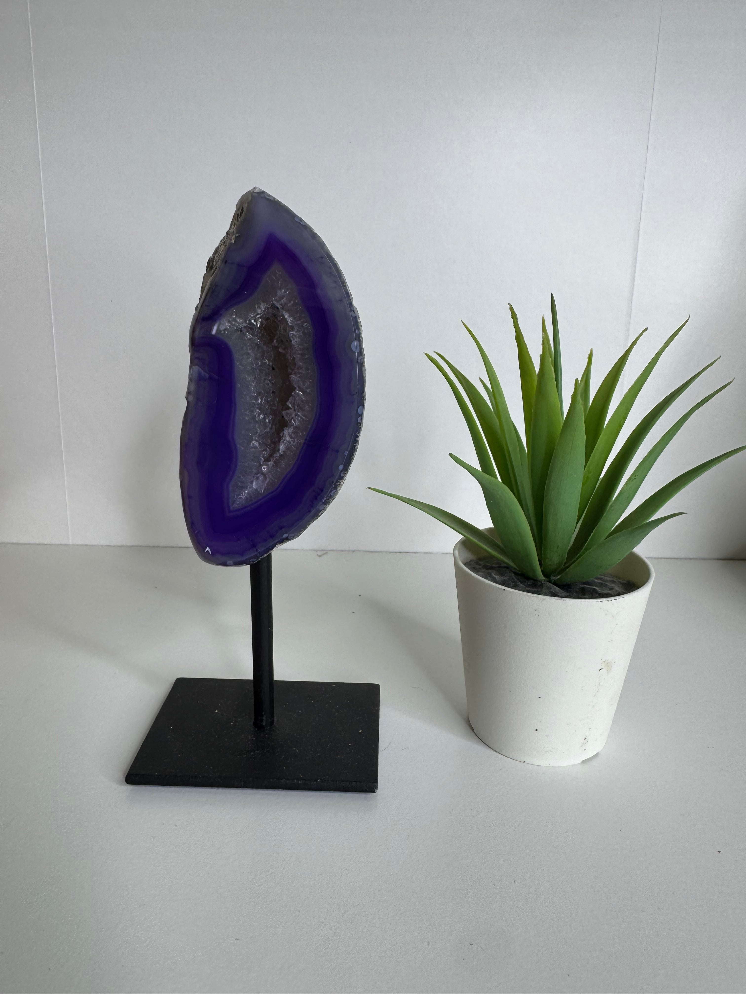 Geoda de Ágata Morada con Base – Protección, Equilibrio y Decoración Energética