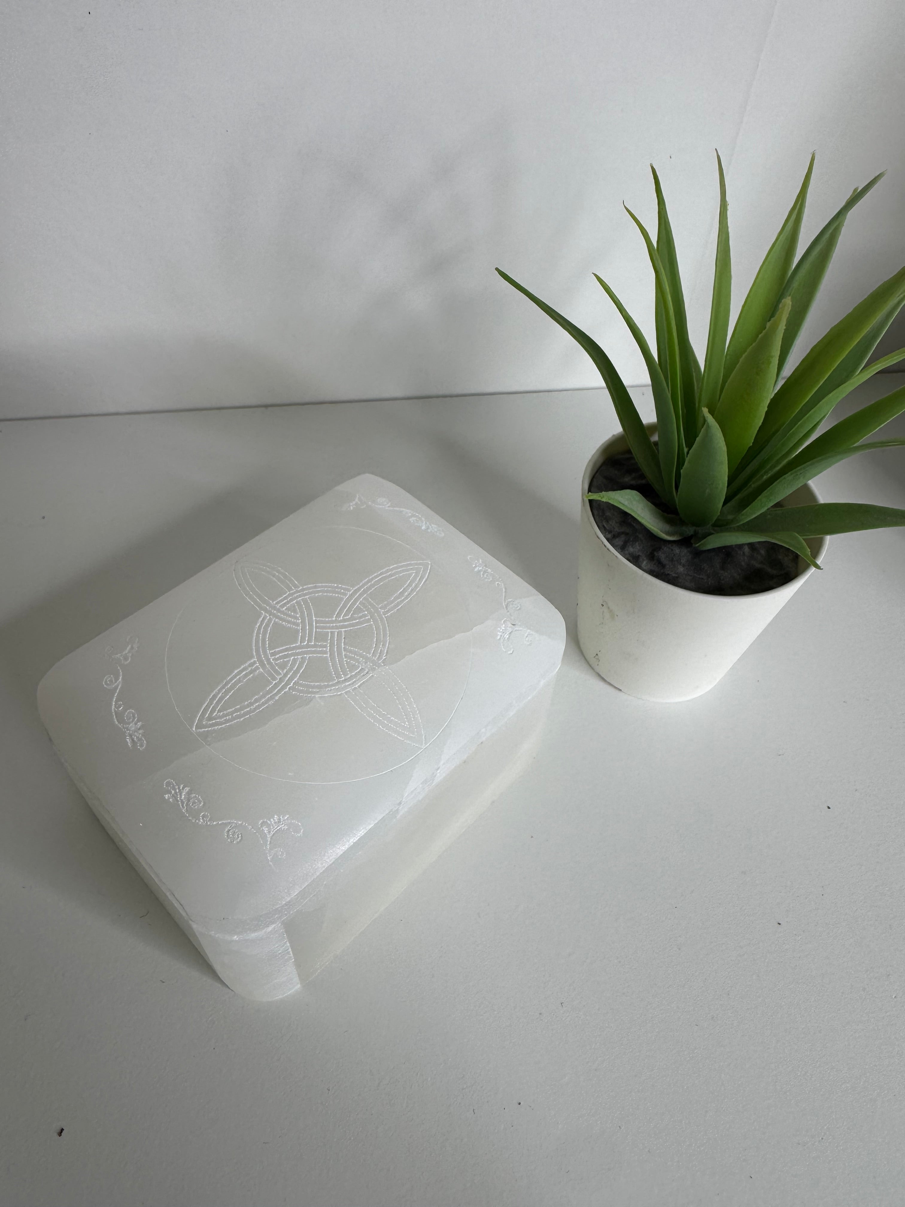 Joyero de Selenita con Nudo de Bruja – Limpieza Energética y Protección Espiritual
