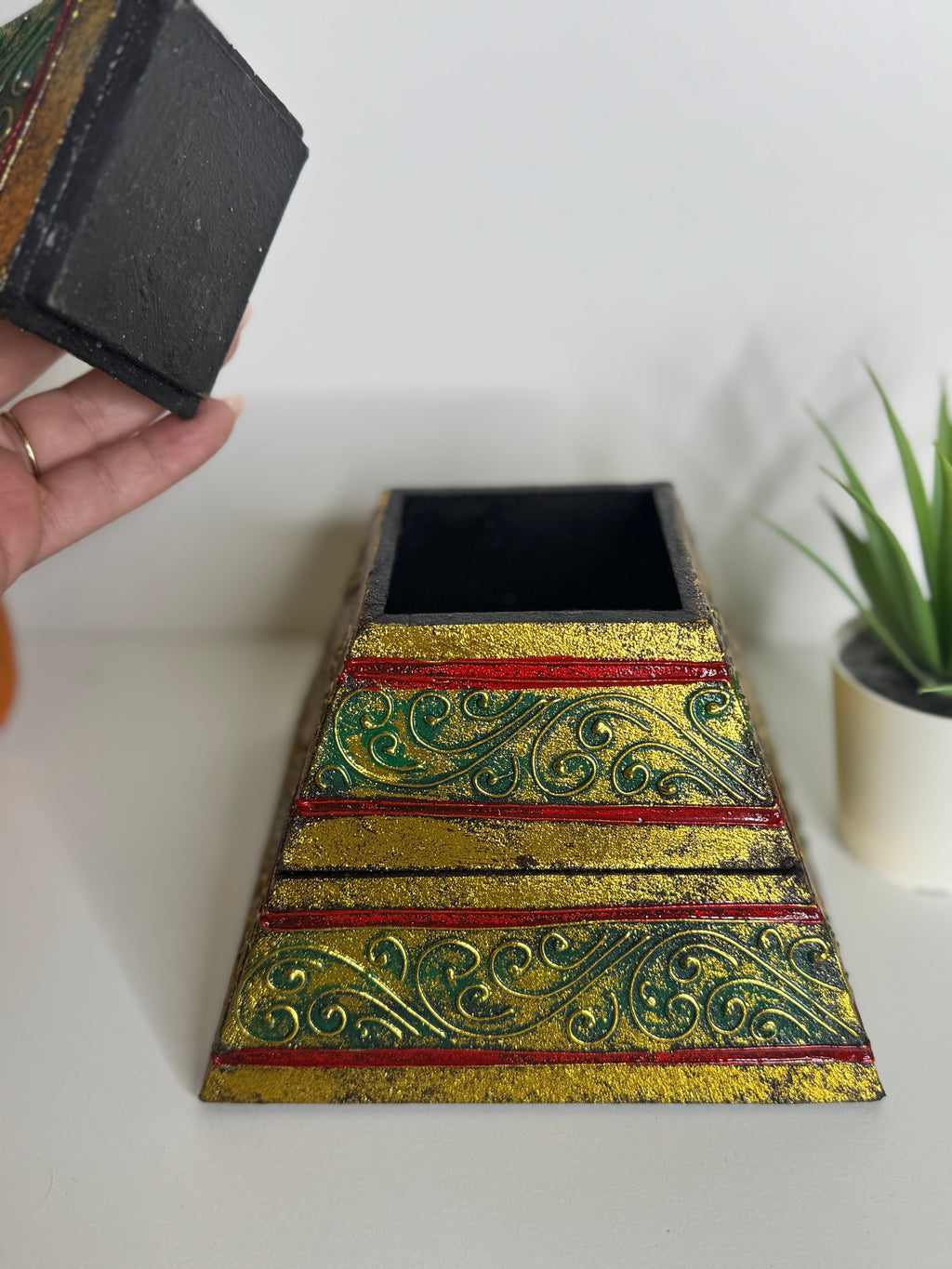 Joyero Pirámide Decorativo – Energía, Protección y Manifestación