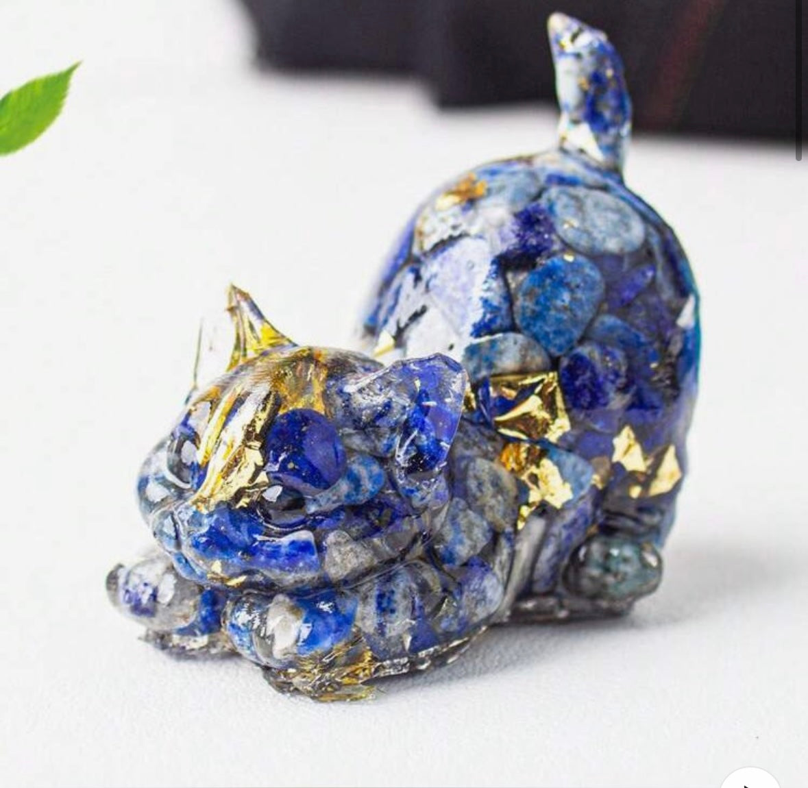 Figura gato de resina con mineral