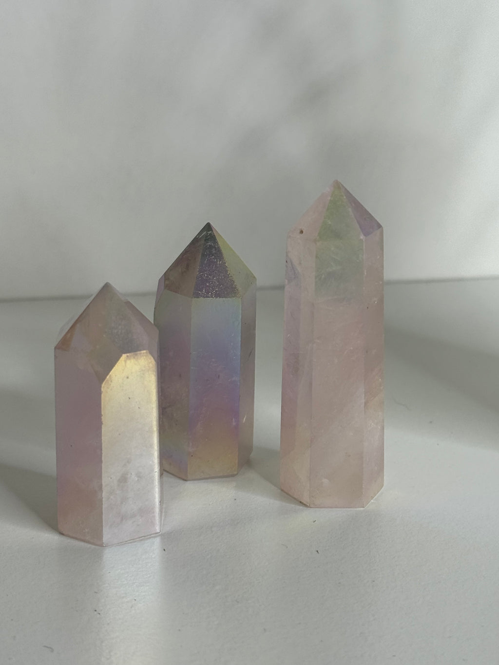 Puntas de Cuarzo Aura Rosa – Obeliscos Energéticos de Amor, Calma y Alta Vibración