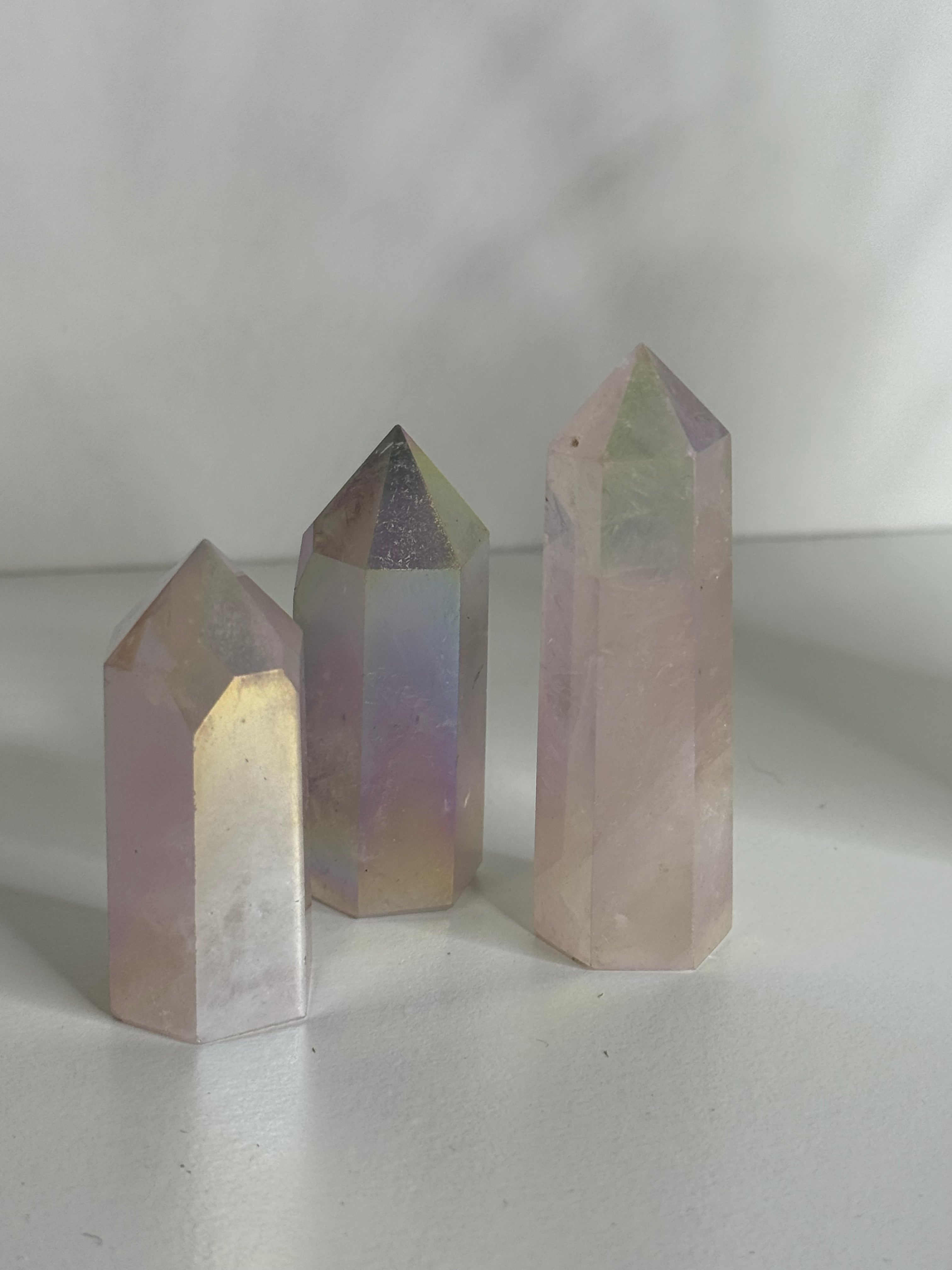Puntas de Cuarzo Aura Rosa – Obeliscos Energéticos de Amor, Calma y Alta Vibración