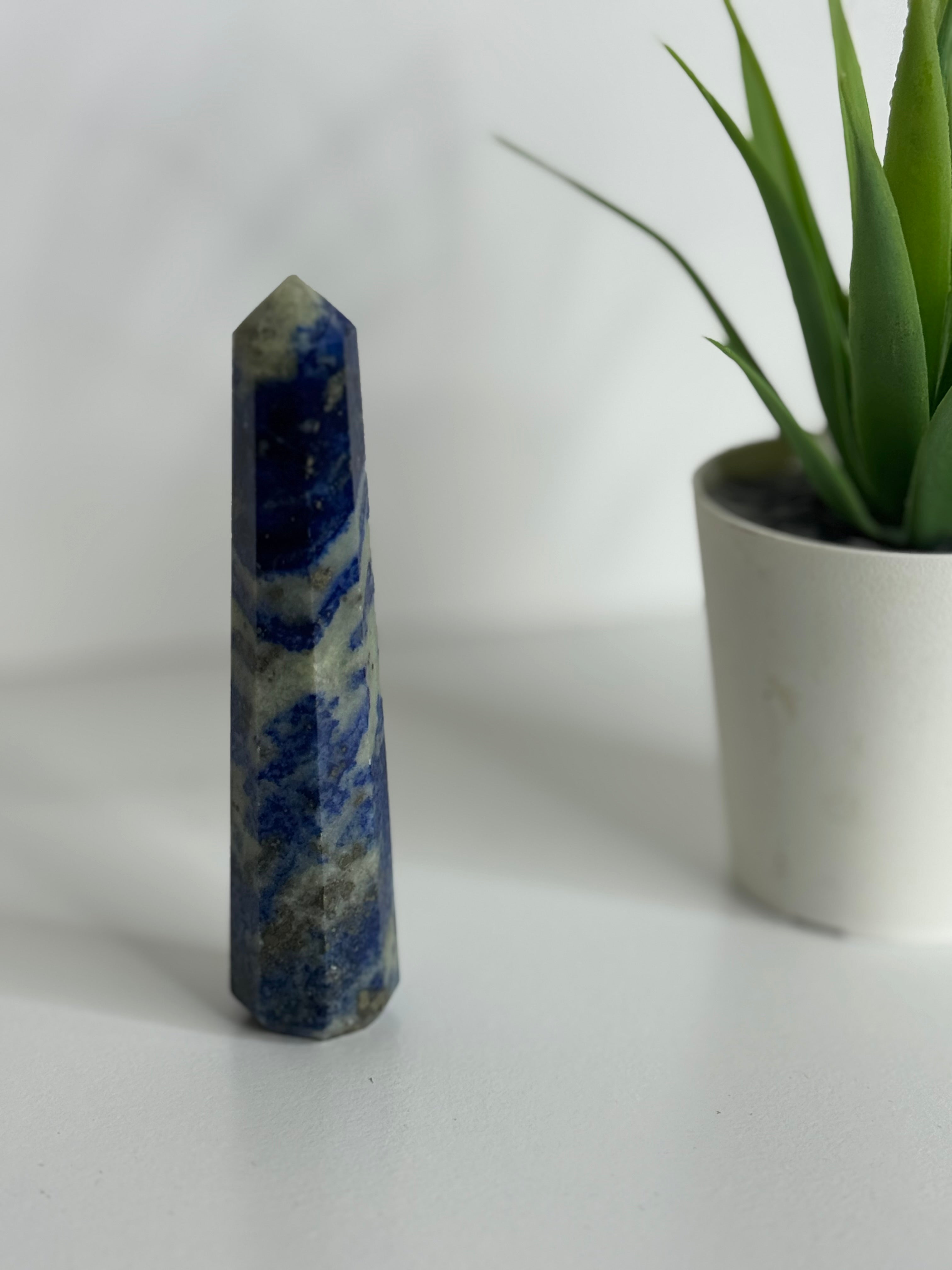 Punta de Lapislázuli Natural – Mineral de Protección, Intuición y Claridad Mental