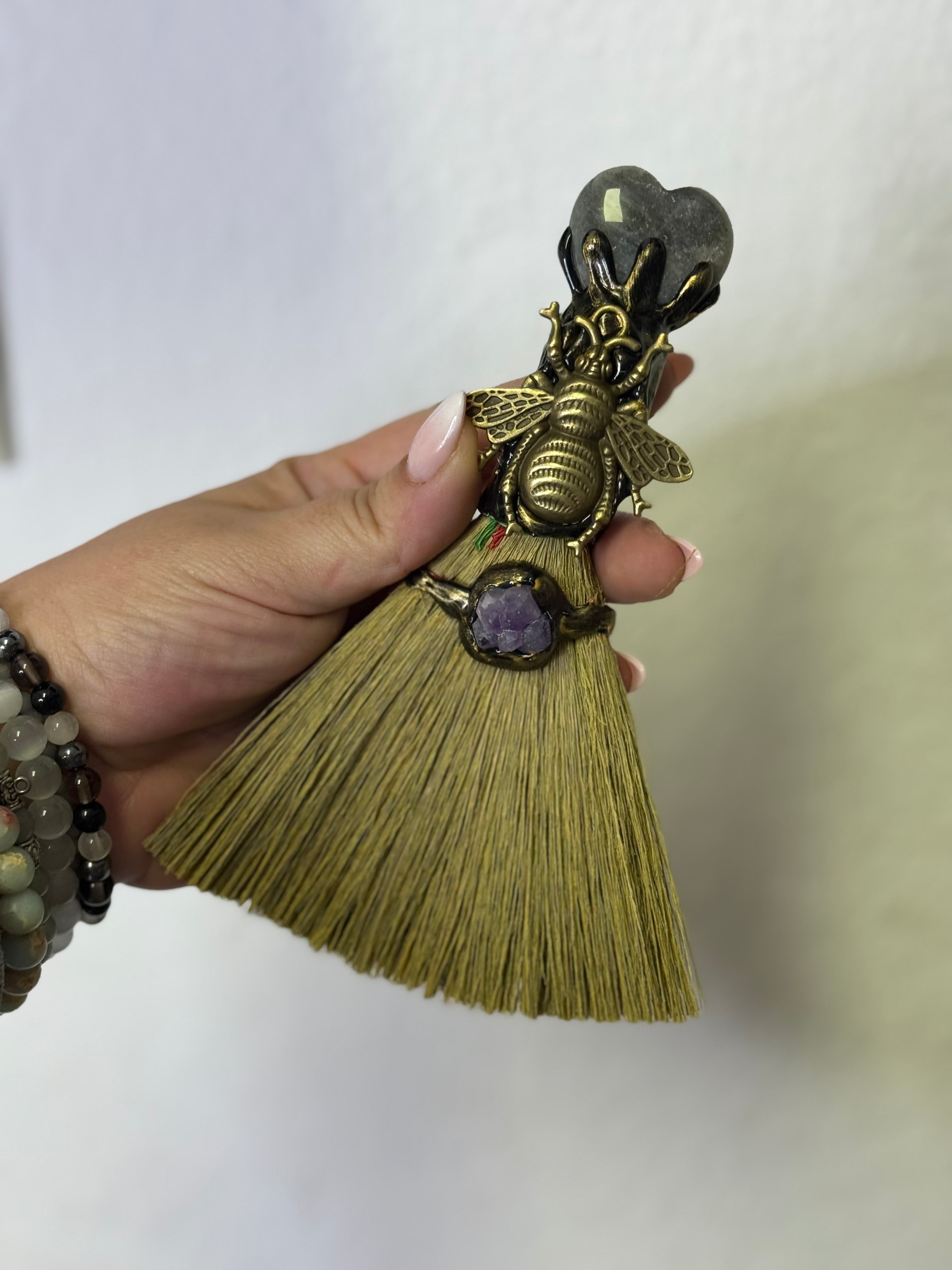 Escoba Ritual con Mineral | Escoba Esotérica para Limpieza Energética y Altar