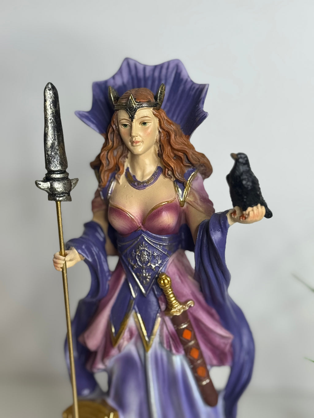 Figura de la Diosa Morrigan – Protección, Poder y Transformación Espiritual