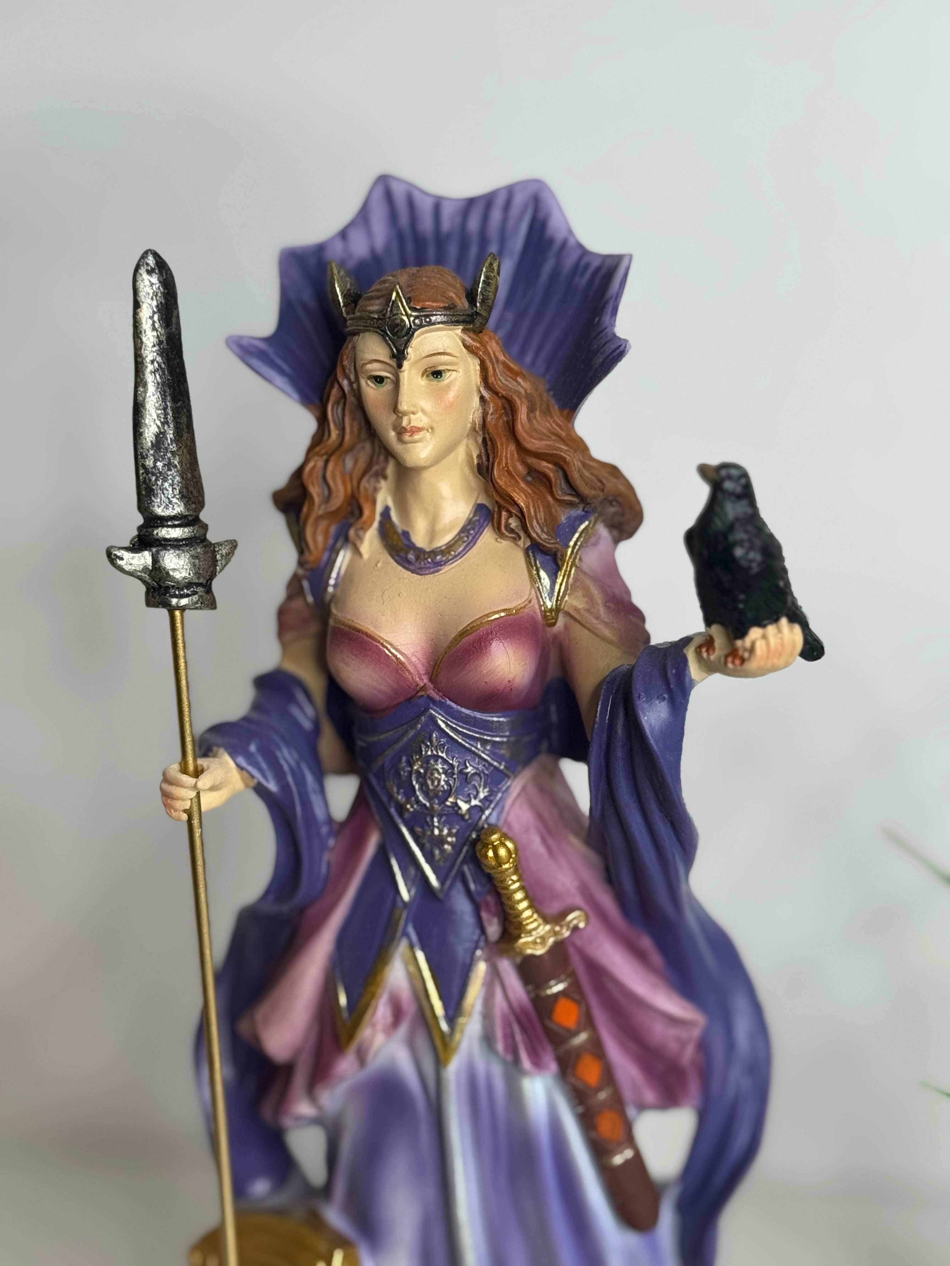 Figura de la Diosa Morrigan – Protección, Poder y Transformación Espiritual