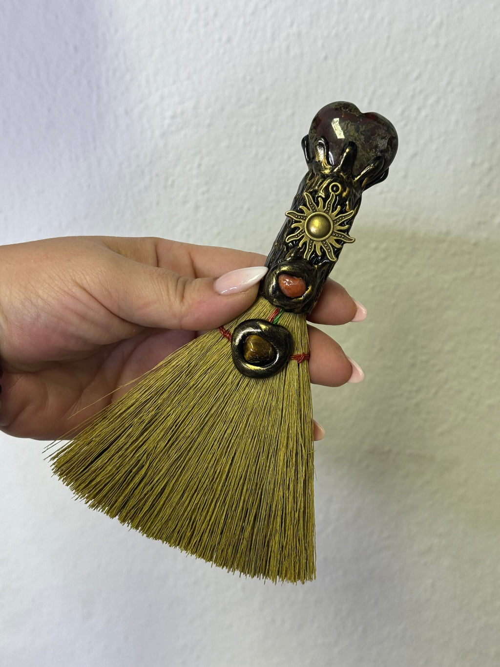 Escoba Ritual con Mineral | Escoba Esotérica para Limpieza Energética y Altar