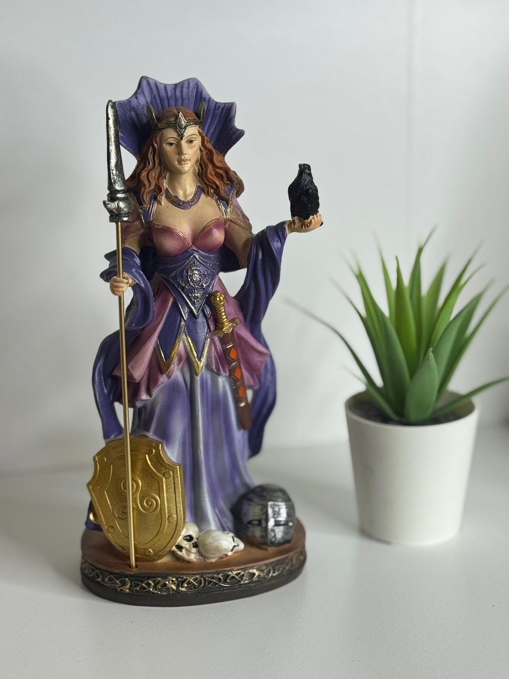 Figura de la Diosa Morrigan – Protección, Poder y Transformación Espiritual