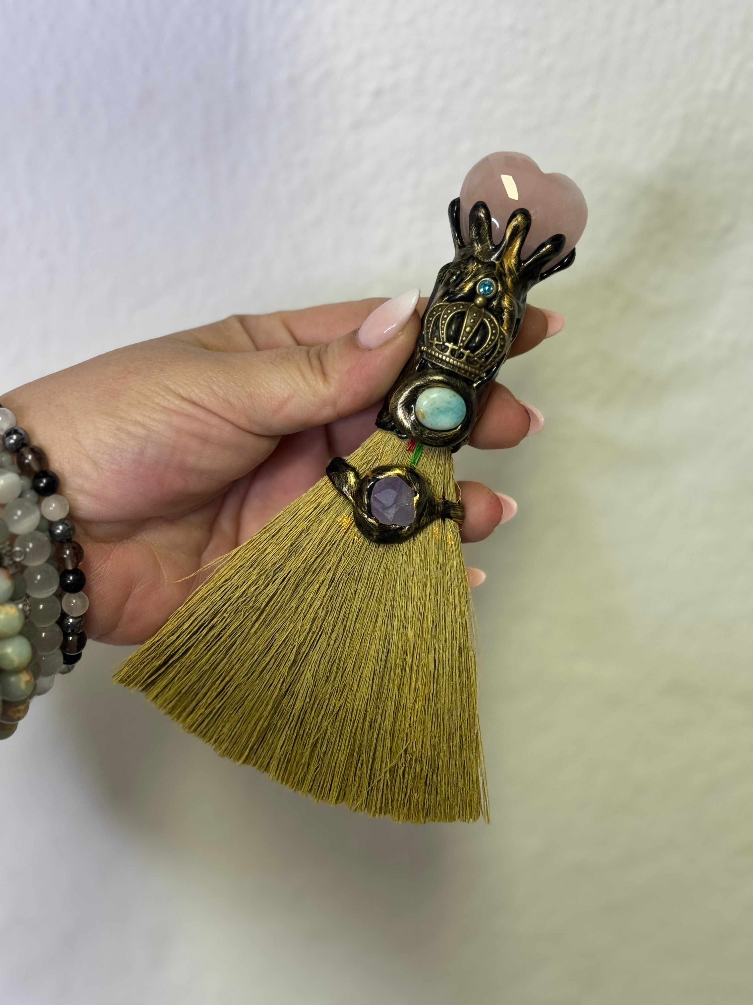 Escoba Ritual con Mineral | Escoba Esotérica para Limpieza Energética y Altar