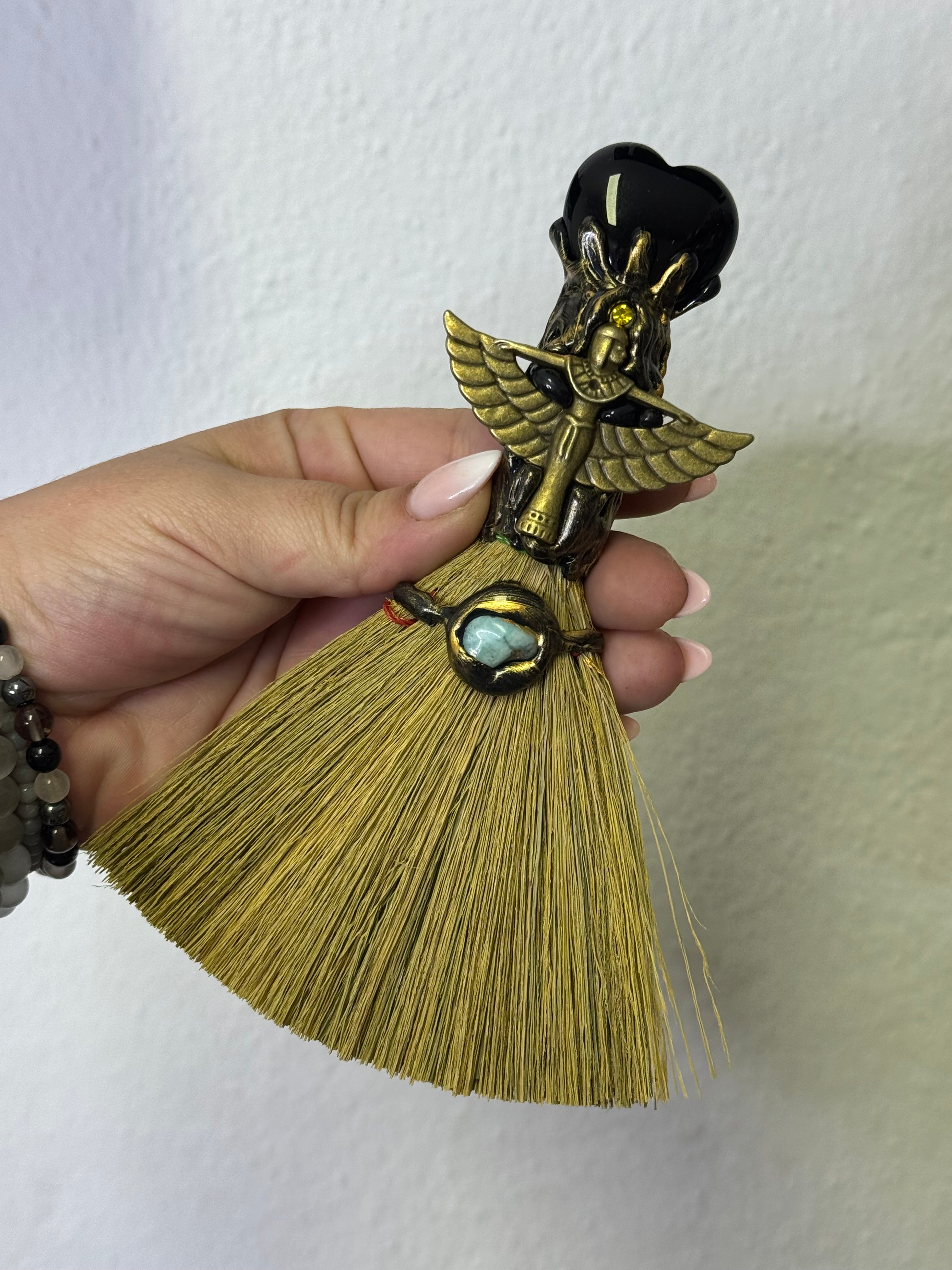 Escoba Ritual con Mineral | Escoba Esotérica para Limpieza Energética y Altar