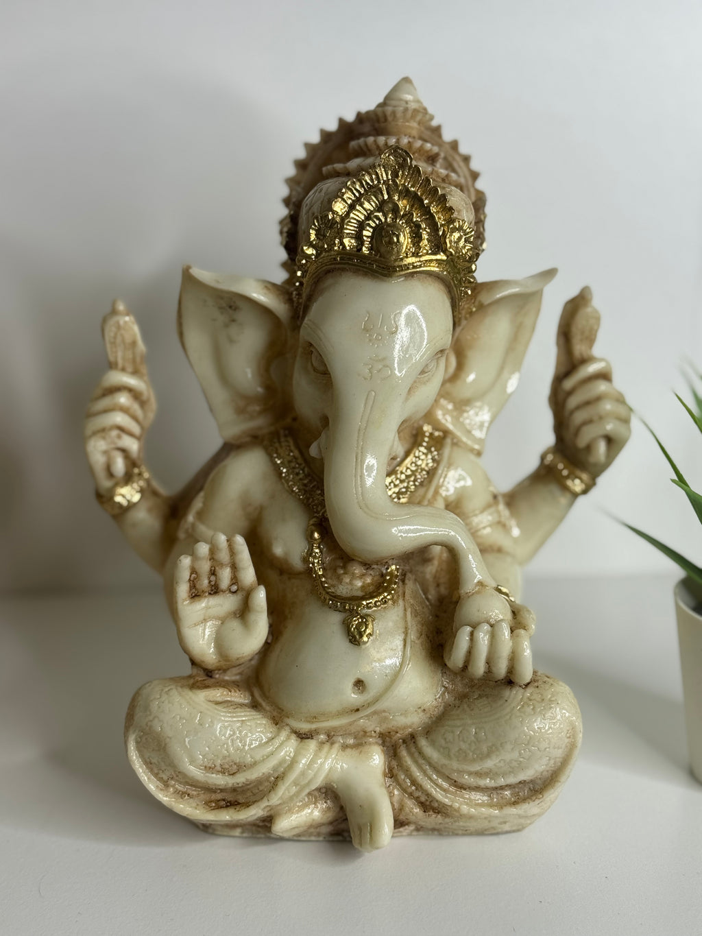 Figura de Ganesha Blanco Envejecido – Prosperidad, Protección y Apertura de Caminos