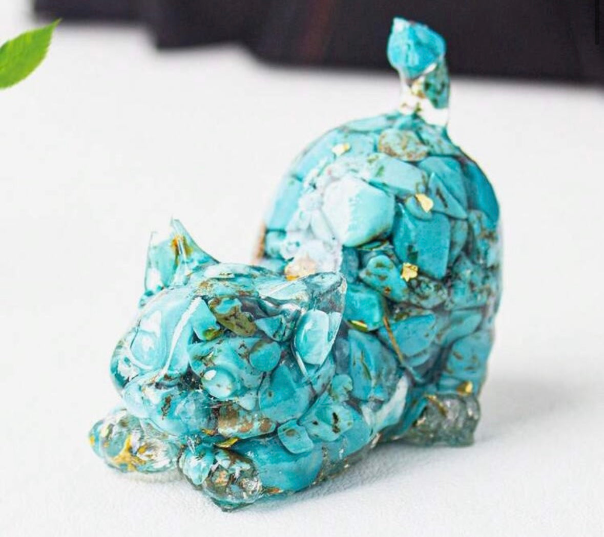 Figura gato de resina con mineral