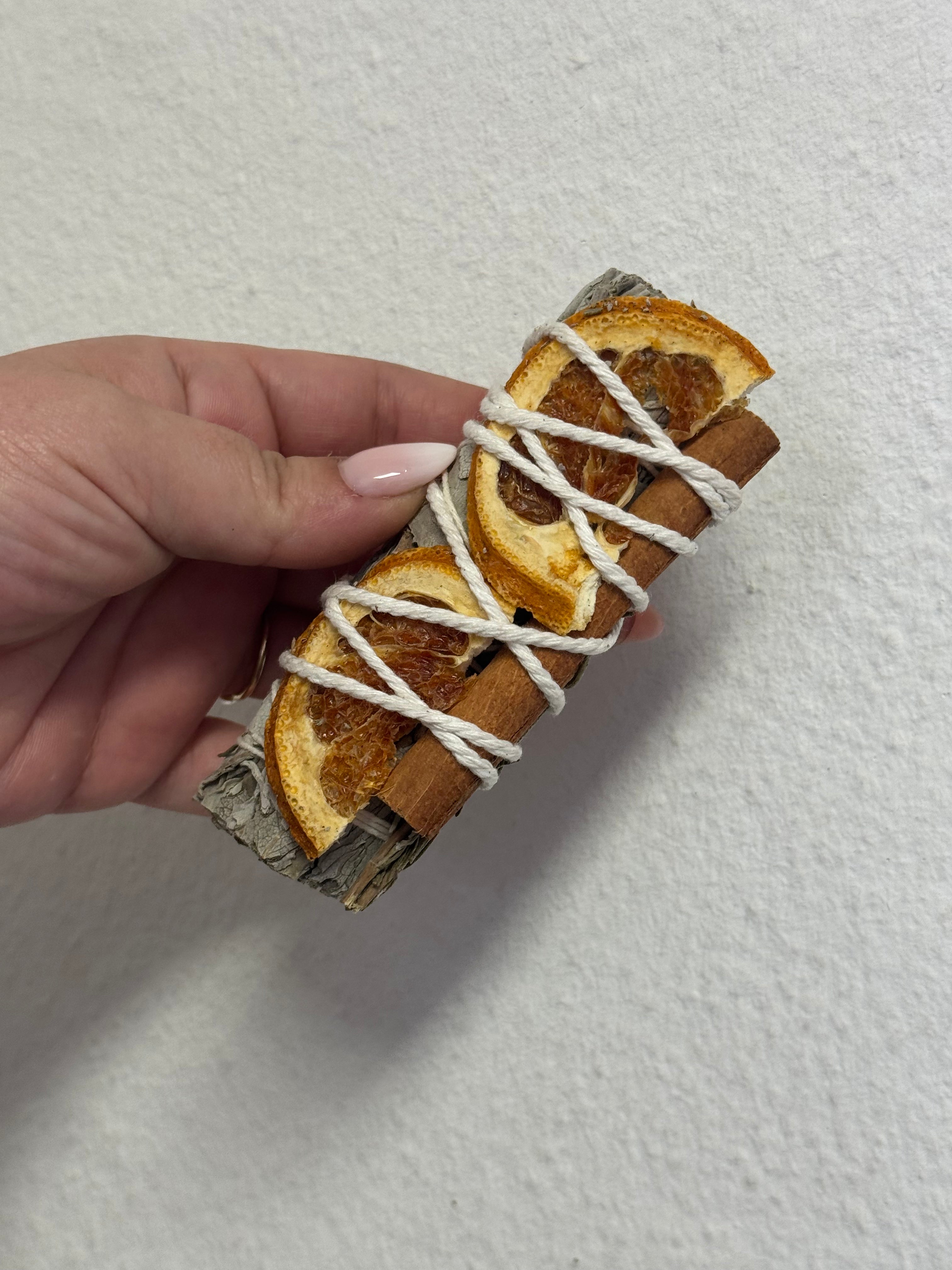 Atado de Salvia Blanca con Canela y Naranja – Limpieza Energética y Prosperidad